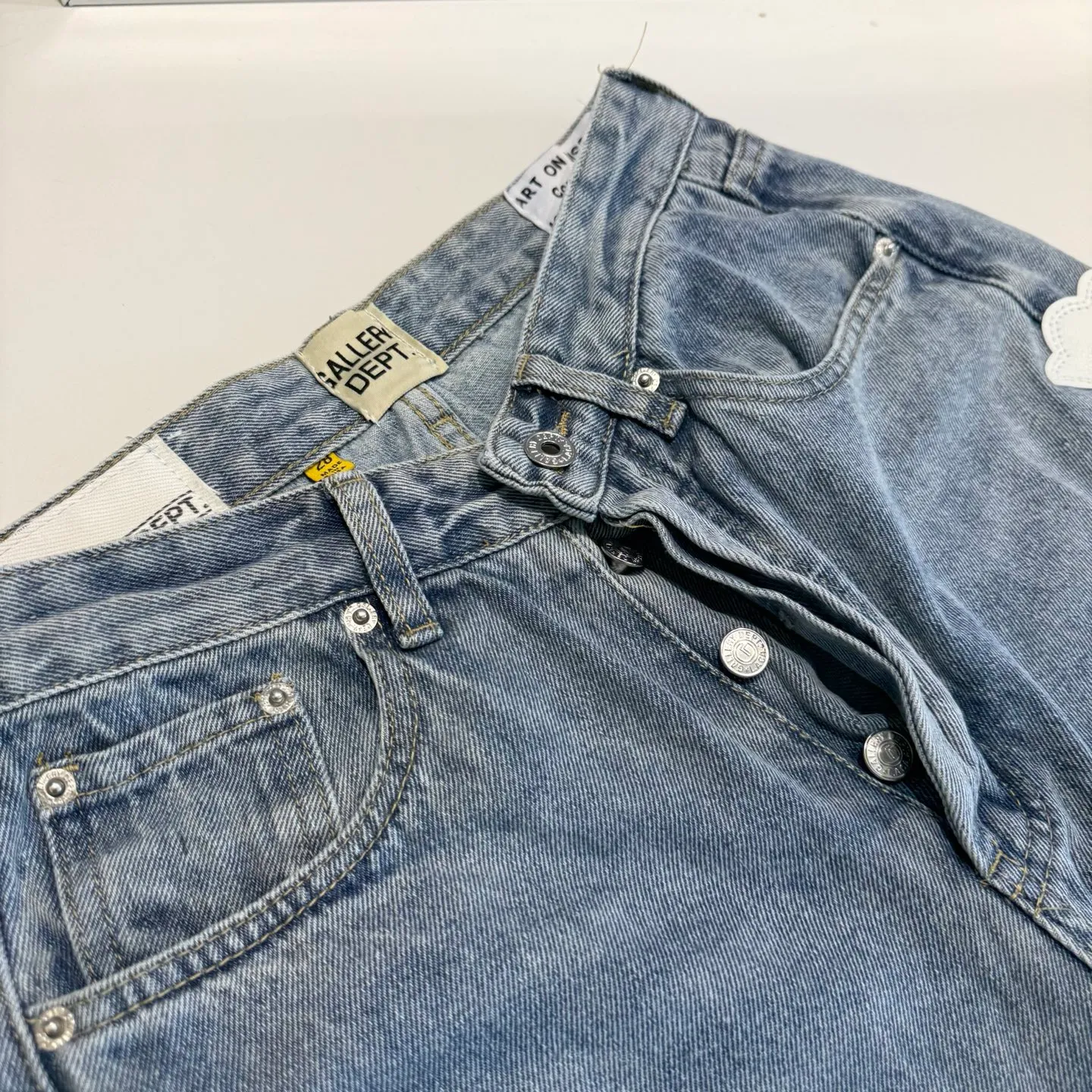P290 model number: D441 GALLERY DEPT & Chrome hearts, multi-leather white cross loose washed flared jeans, truly restoring the ultimate vintage texture. The original hardware accessories, washed and other elevators, QR code analysis are all purchased from the original factory, with high degree of restoration. You are welcome to compare the products~ Three-dimensional version, loose and comfortable, not picky about the figure, tall and slim, factory Seiko, original factory quality control, same style for men and women, can be matched with couples, versatile recommendation Jeans that are a must-have for all seasons. Trendy people have been disappointed. From the quality selection of fabrics, the tailoring of details, and the matching of patterns, they are all impeccable! The upper body is so handsome when worn...it can be easily worn by men, women and children! The craftsmanship is made of heavy-duty washed pure cotton denim fabric. After washing, it is soft and thick. It is very stylish when worn. Size: 28, 30, 32, 34, 36 (S-XXL) Color: Stitching Size reference # 28 trouser length 100 waist 72 30 trouser length 102 waist 76 32 trouser length 104 waist 80 34 trouser length 106 waist 84 36 pants length 108 waist circumference 88
